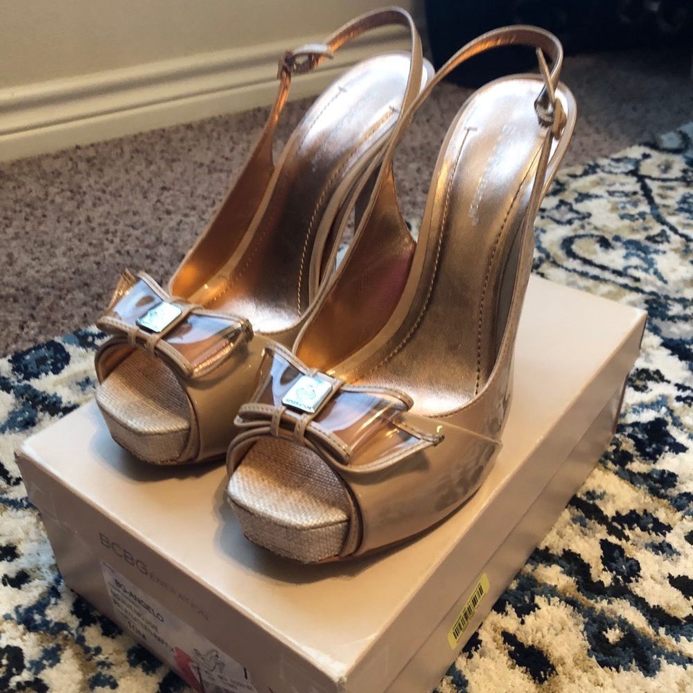BCBGeneration Pumps sz 10 Beige patent